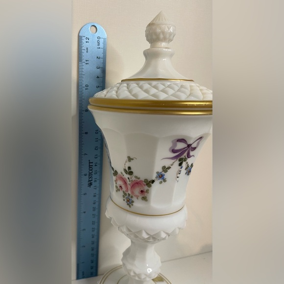Pristine Vintage Westmoreland Milk Glass Wedding Vase with Gold Trim - Picture 8 of 16